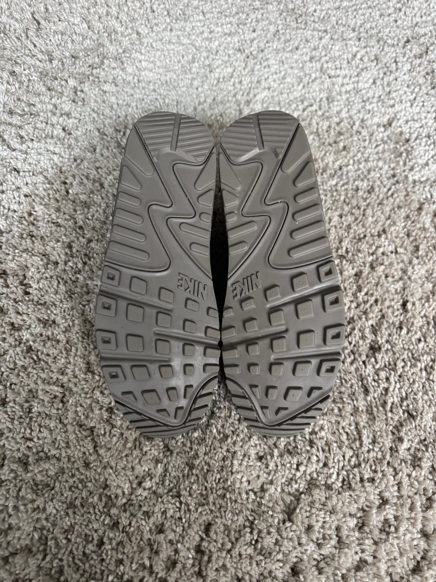 (2e KANS): Nike Air Max 90 ESS+ Cave Stone - 42