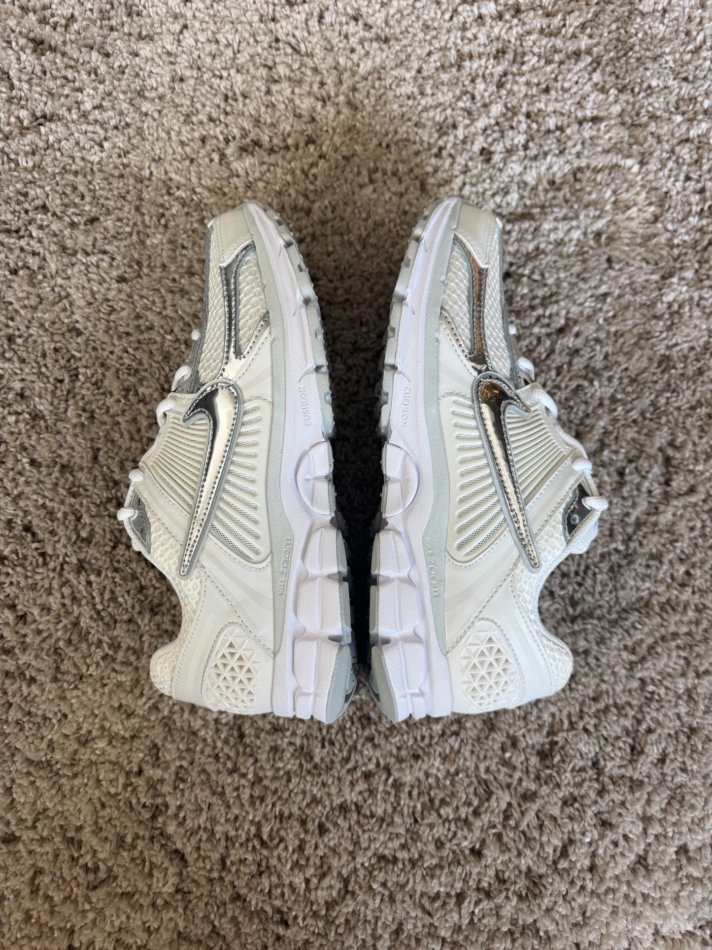 (2e KANS): Nike Zoom Vomero 5 Chrome Toe - 40.5