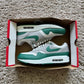 (2e KANS): Nike Air Max 1 Essential Evergreen Aura - 42.5
